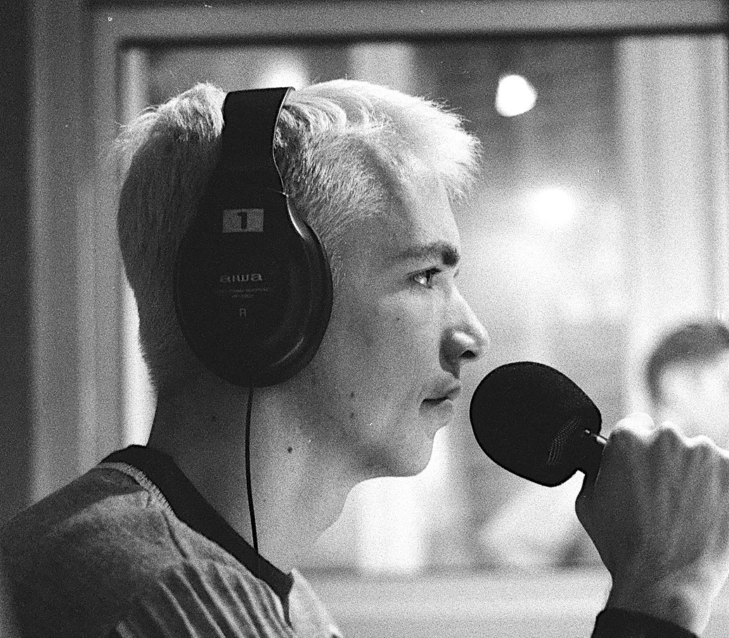 Jérôme Viger-Kohler, Radio FG, rue de Rivoli, Paris, 1995 Photo Olivier Degorce Livre radio FG éditions la table Ronde - Gallimard jvk profil nb micro 6.jpg (419 KB)