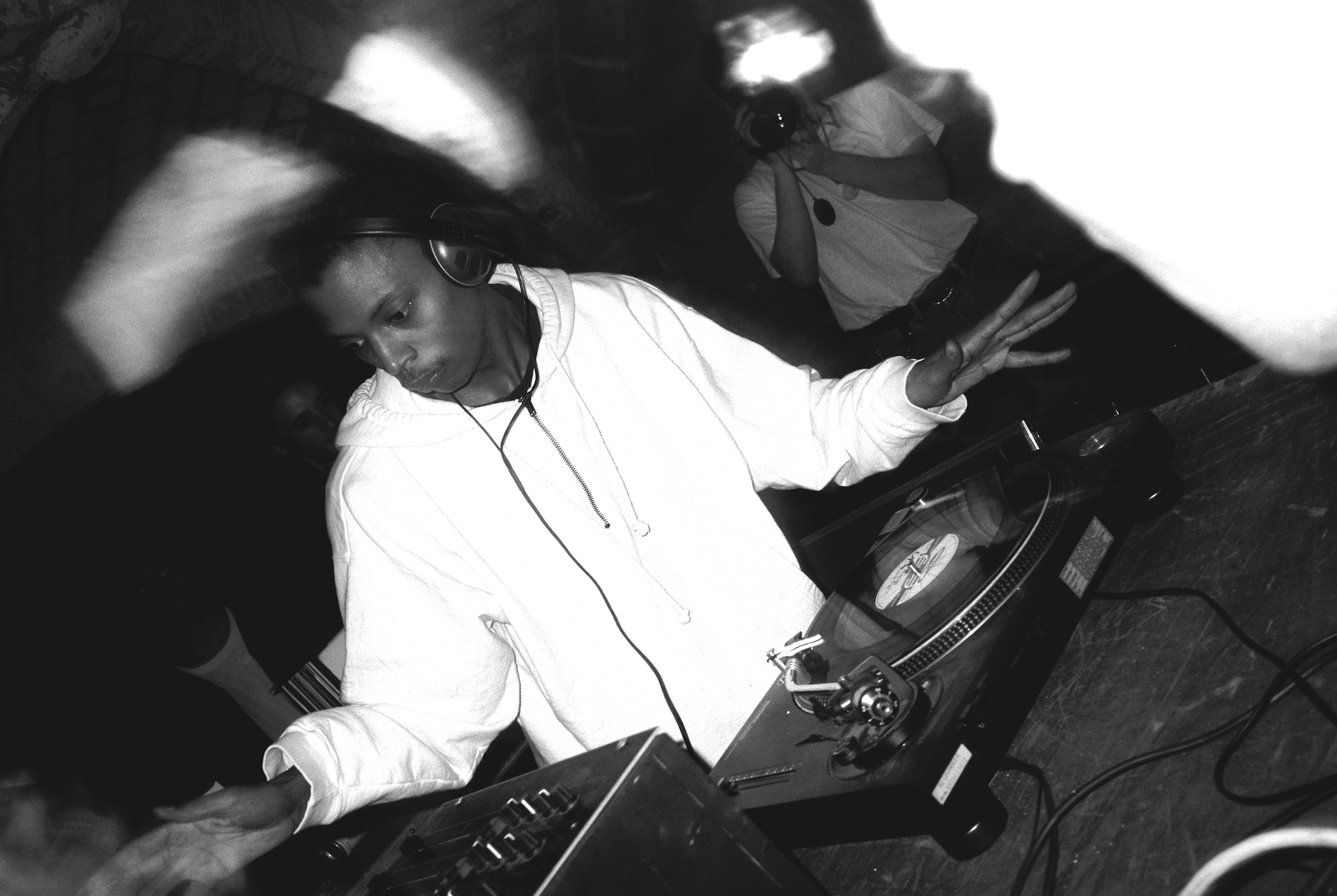 Jeff Mills (US), rave à l’abbaye royale du Moncel, 1993 Photo Olivier Degorce Livre radio FG éditions la table Ronde - Gallimard  2a.jpg (5.47 MB)