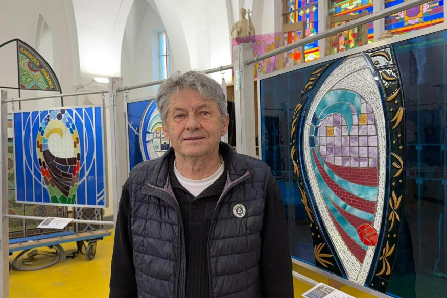 Guy Quilliou, vitrailliste breton, expose à la chapelle de l’ancien hôpital de Parthenay.